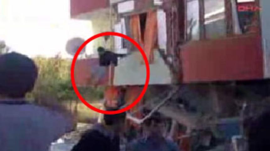 Depremde &ouml;ğrenci yurdunda can pazarı