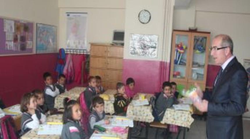 &Ouml;ğrencilere diş macunu ve fır&ccedil;ası dağıtıldı