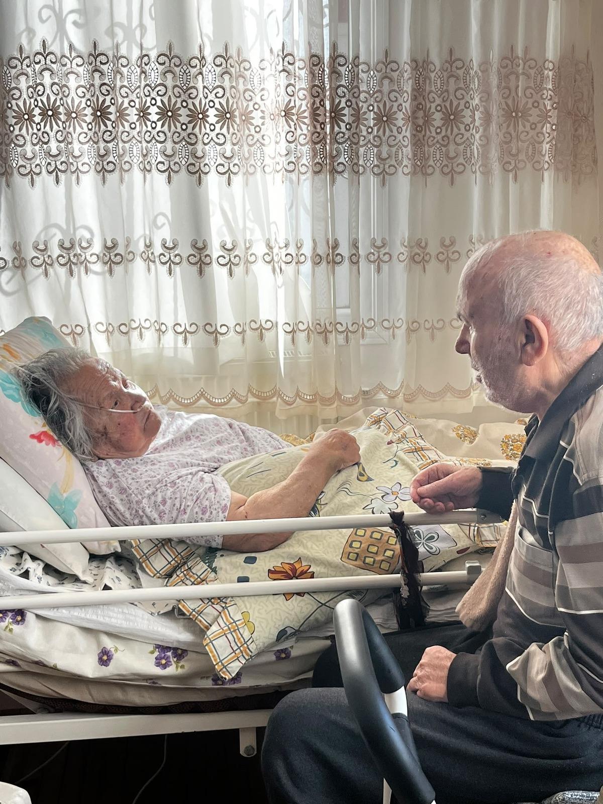 Yardımsız adım atamıyordu! 2 aydır görmediği 68 yıllık eşini görünce ayağa kalktı 1