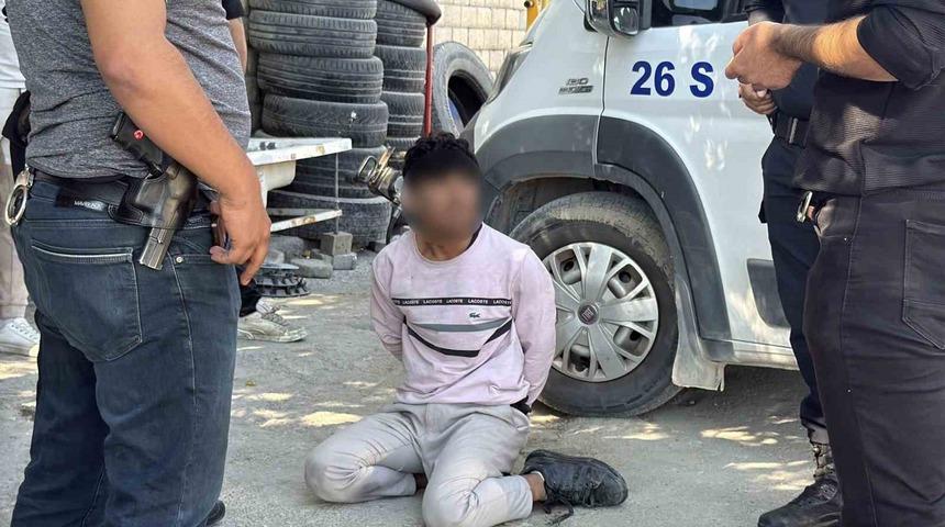 Polisten ka&ccedil;an şahıs yakalandı