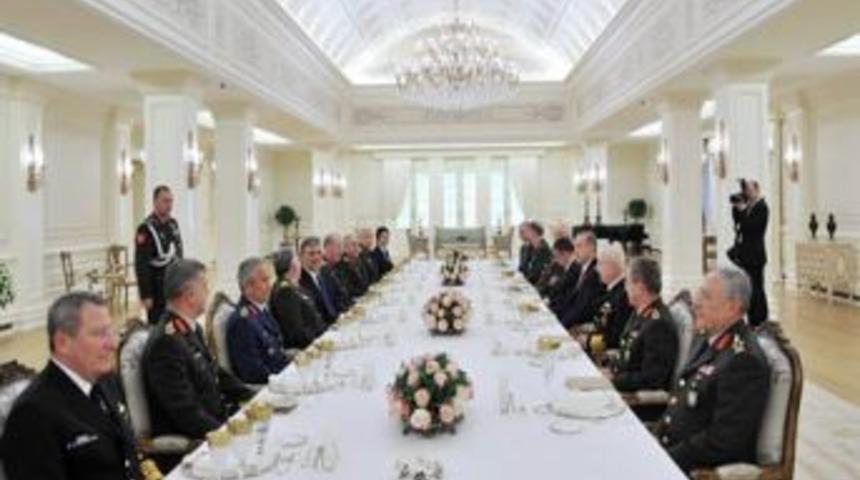 Cumhurbaşkanı G&uuml;l'den YAŞ &uuml;yelerine &ouml;ğle yemeği