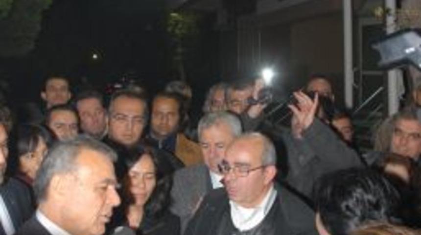 Aziz Kocaoğlu, g&ouml;zaltına alınanların yakınlarıyla g&ouml;r&uuml;şt&uuml;