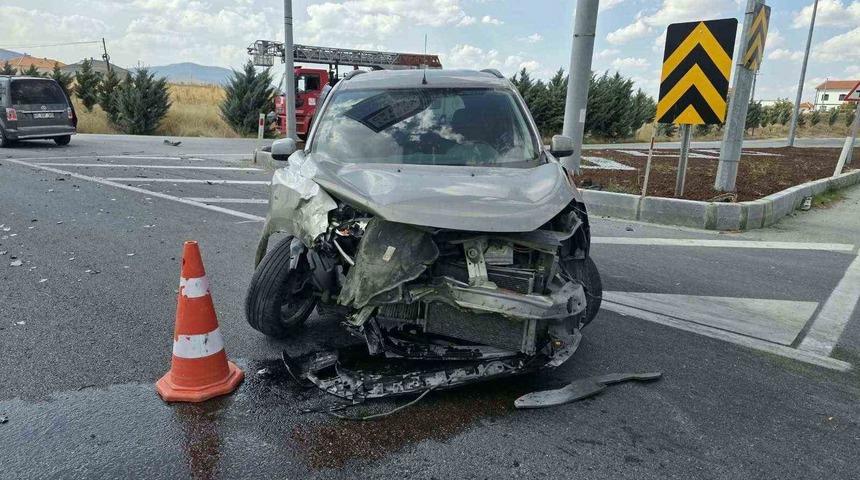 Afyonkarahisar&rsquo;da trafik kazası:1 &ouml;l&uuml; 2 yaralı