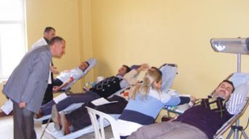 İmamlar kan bağışı i&ccedil;in sıraya girdi