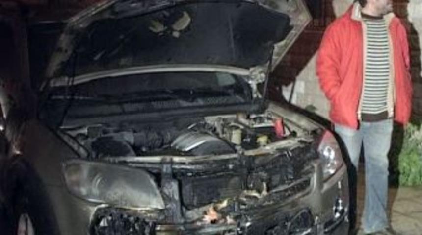 İzmir'de molotof kokteyl ile iki otomobil kundaklandı