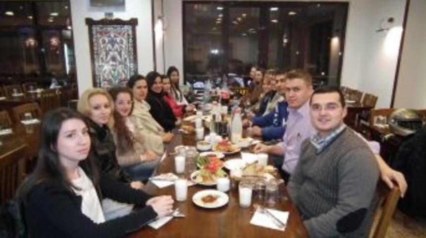 Biz 17 kişilik bir aileyiz