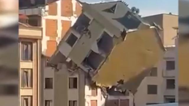 Yer: Bayrampaşa! Görenler yapay zeka sandı: Dakikalarca böyle kaldı
