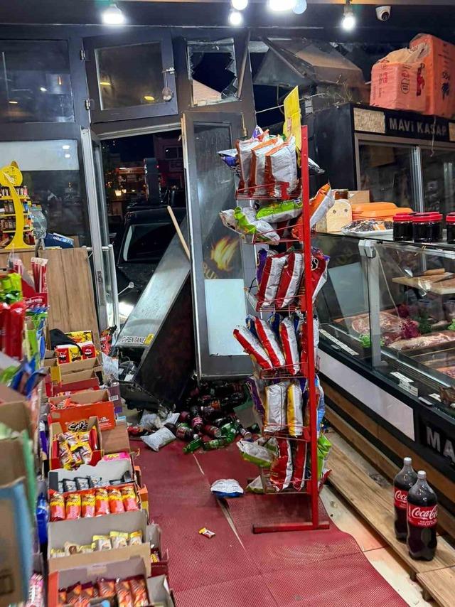 Sarıkamış&rsquo;ta kontrolden &ccedil;ıkan otomobil iş yerine girdi 3
