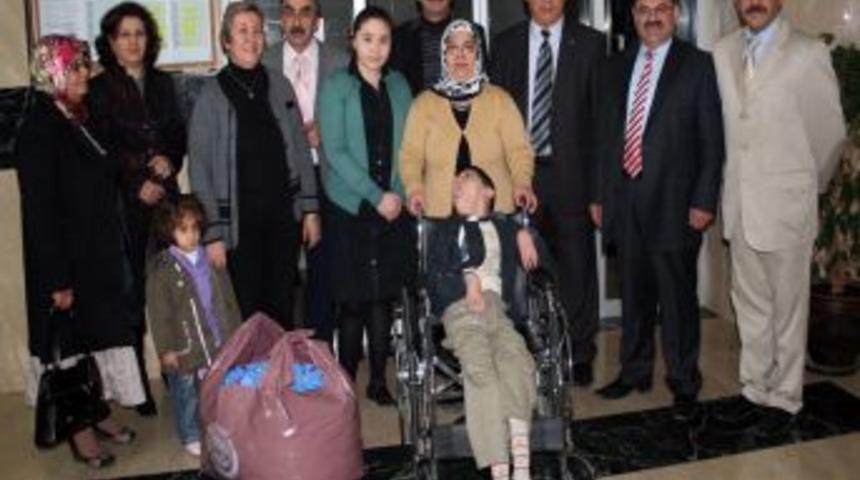 Doğaya atılan plastik kapaklar engelliye araba oldu