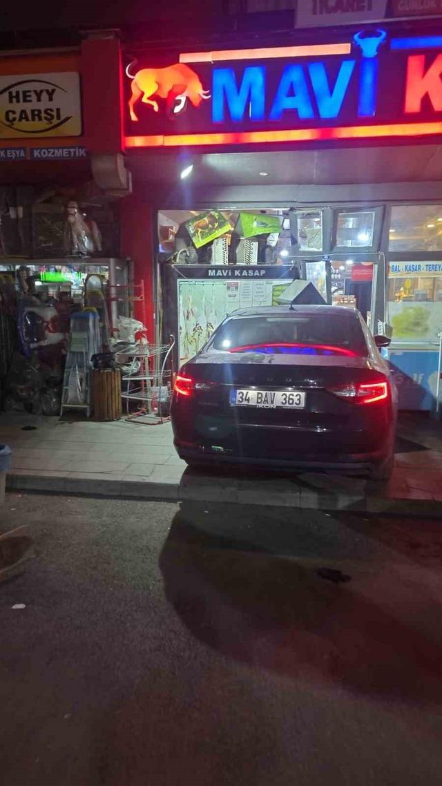 Sarıkamış&rsquo;ta kontrolden &ccedil;ıkan otomobil iş yerine girdi 2