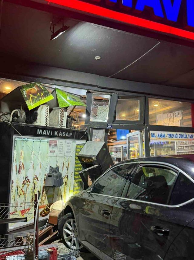 Sarıkamış&rsquo;ta kontrolden &ccedil;ıkan otomobil iş yerine girdi 1
