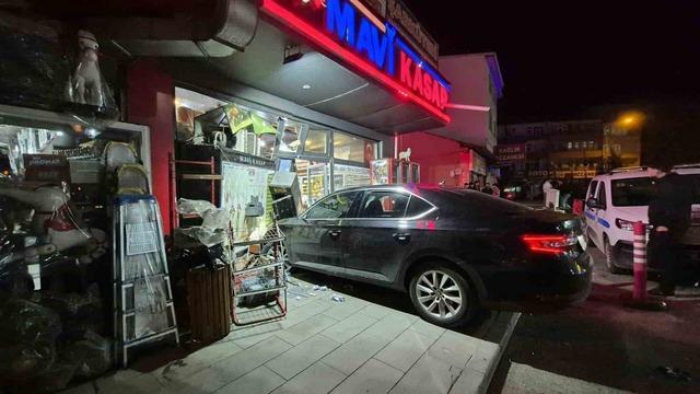 Sarıkamış’ta kontrolden çıkan otomobil iş yerine girdi