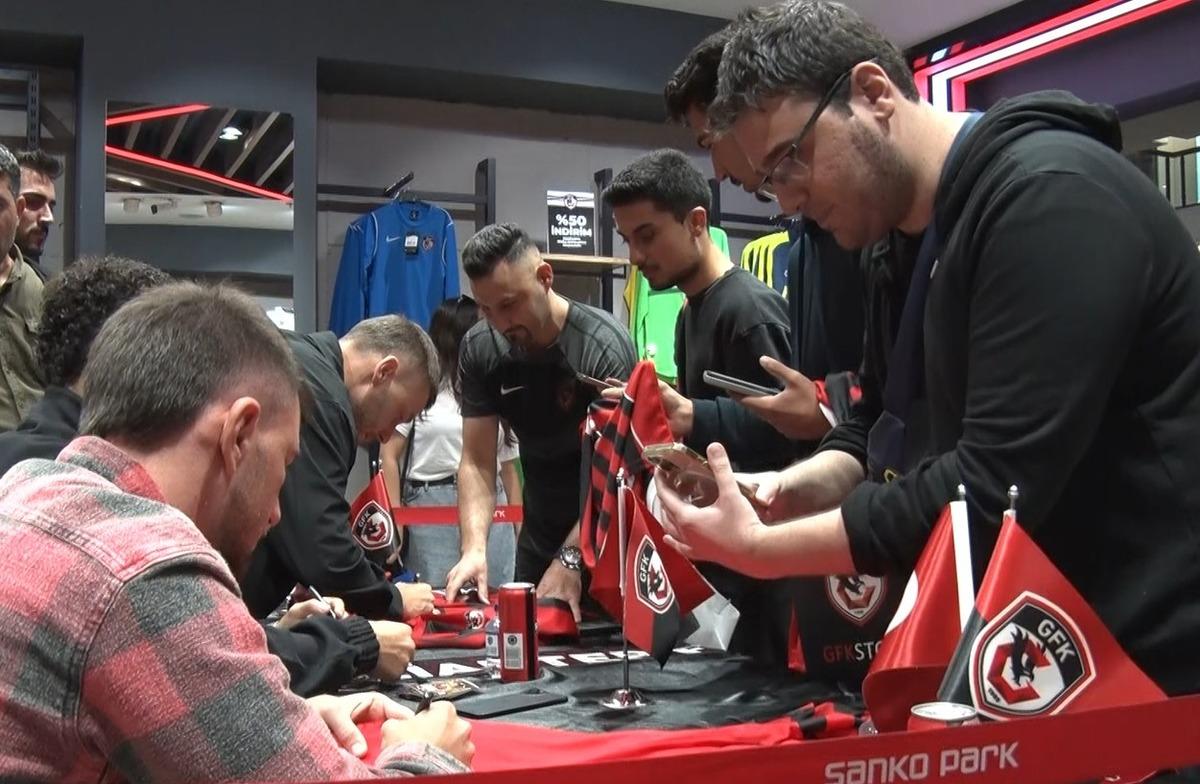 Gaziantep FK futbolcuları ve taraftarlar imza gününde buluştu 2
