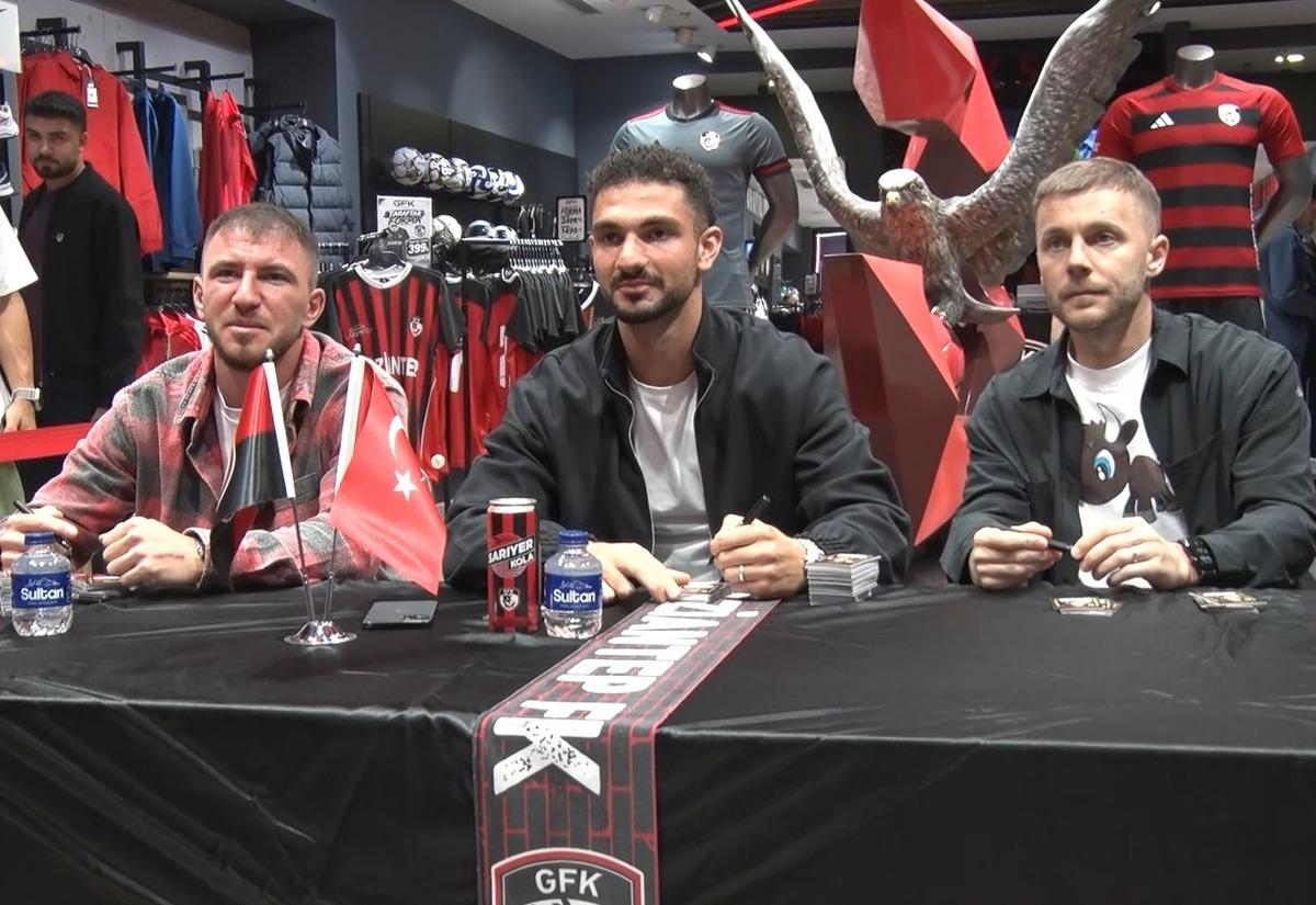 Gaziantep FK futbolcuları ve taraftarlar imza gününde buluştu 3