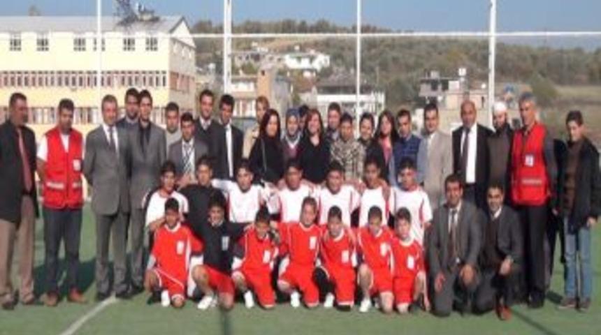 &Ccedil;adır kentteki &ccedil;ocuklar i&ccedil;in futbol turnuvası d&uuml;zenlendi