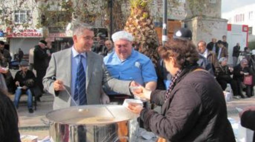 Altınoluk Belediyesi aşure dağıttı