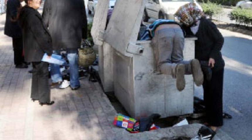 Mahalleli ayakkabı i&ccedil;in &ccedil;&ouml;pe h&uuml;cum etti