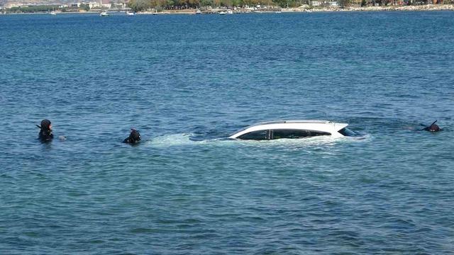 El frenini çekmeyi unuttular, otomobil denize uçtu