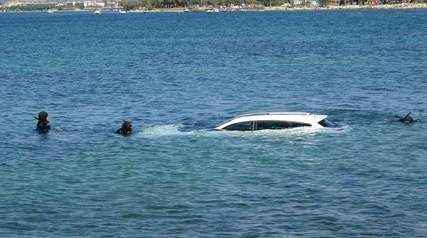 El frenini &ccedil;ekmeyi unuttular, otomobil denize u&ccedil;tu