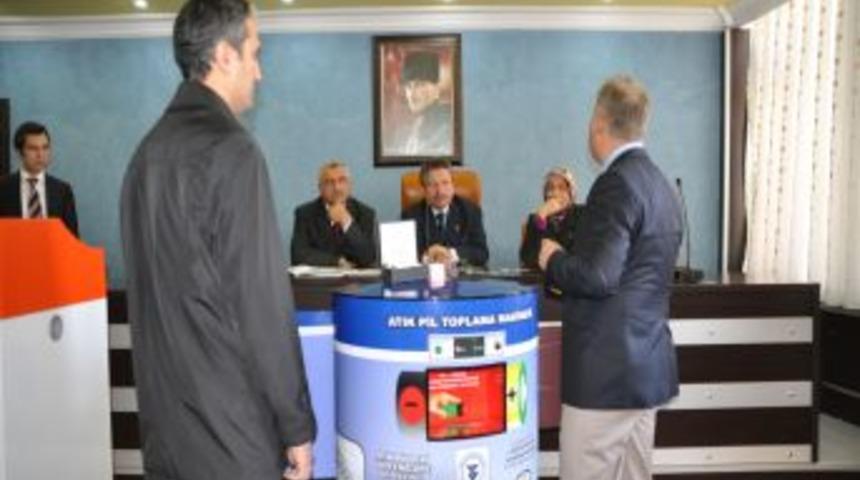 Konuşan makine, aldığı atık pile karşılık şeker veriyor