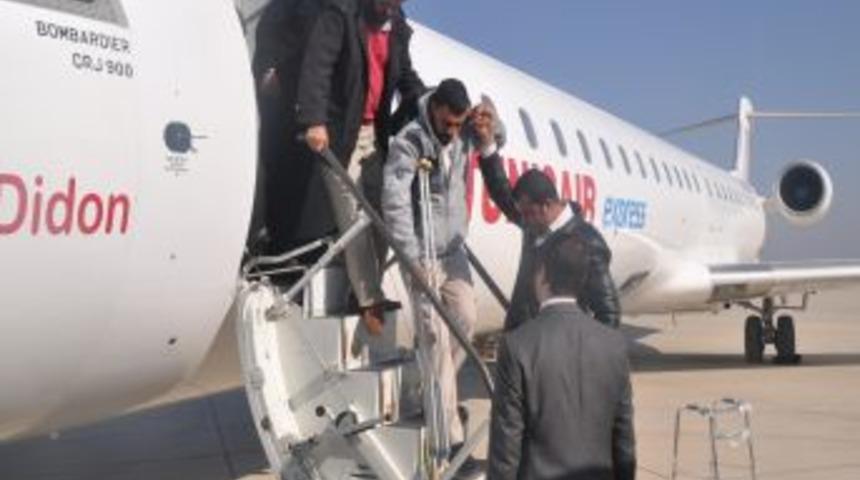 Hatay'a gelen libyalı vatandaşlar, &ccedil;i&ccedil;eklerle karşılandı