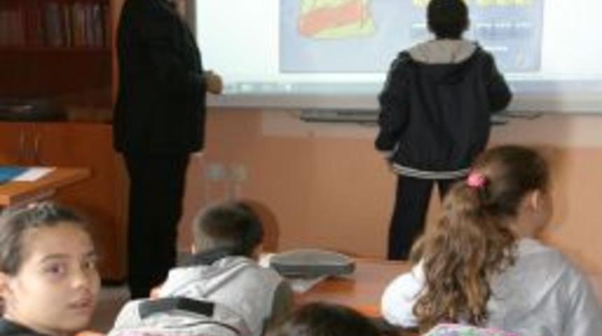 Özel Celal Değer İlköğretim Okulu, akıllı tahta uygulamasına geçti