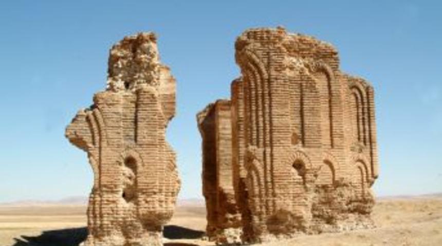 Bin yıl &ouml;nce 3 mezhebin ibadet mekanı olan &Uuml;&ccedil;ayak Kilisesi yıkılıyor