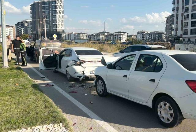 Aksaray&rsquo;da zincirleme kaza! 4 ara&ccedil; birbirine girdi 1