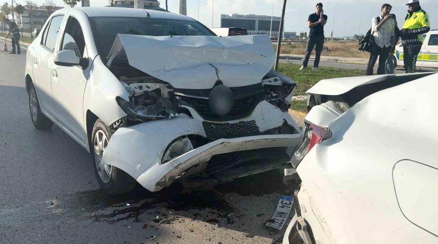 Aksaray&rsquo;da zincirleme kaza! 4 ara&ccedil; birbirine girdi