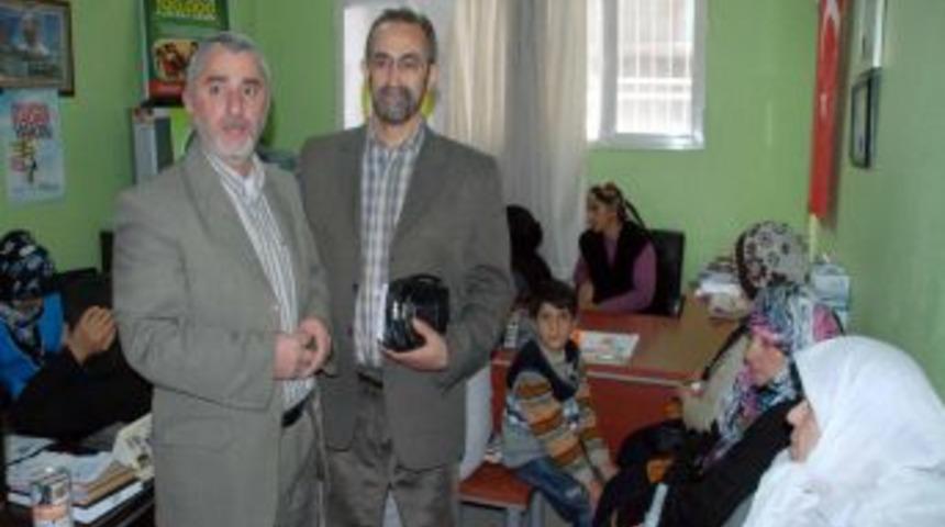 İHH ihtiya&ccedil; sahibi insanların y&uuml;z&uuml;n&uuml; g&uuml;ld&uuml;r&uuml;yor