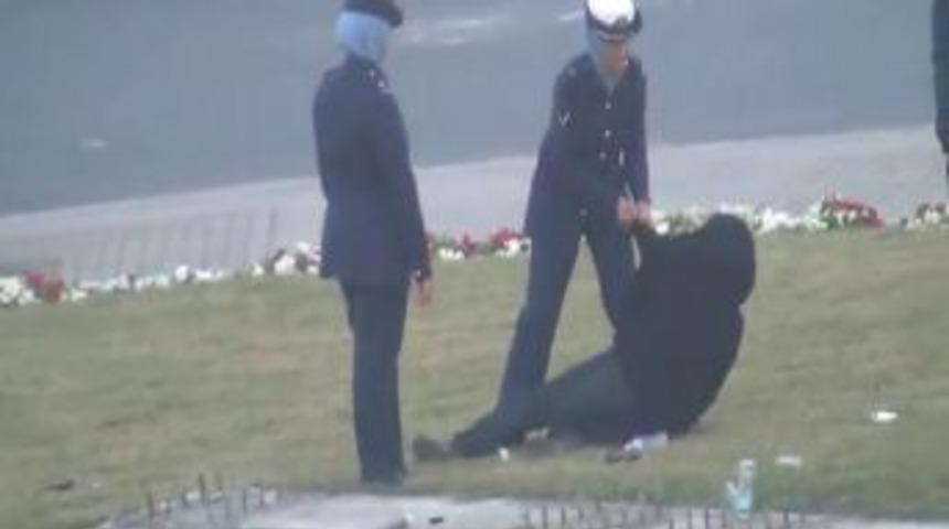 Bahreynli &uuml;nl&uuml; kadın aktivist b&ouml;yle g&ouml;zaltına alındı