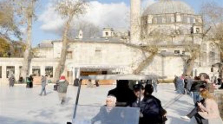 Ey&uuml;p Sultan Meydanı&rsquo;na golf arabasıyla servis