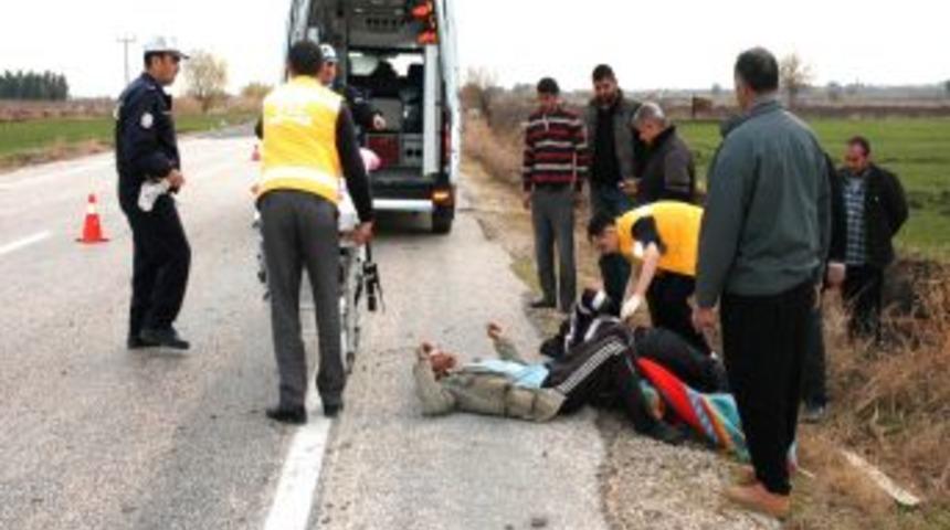 Fıstık yüklü kamyon şarampole yuvarlandı: 3 yaralı