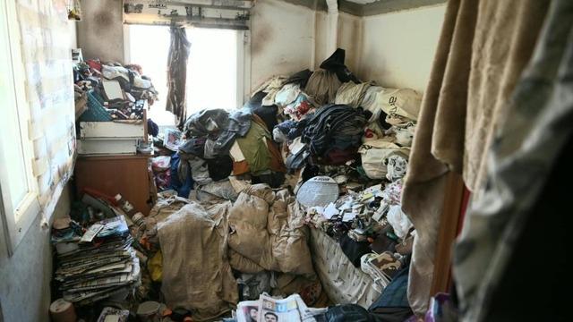 Kuşadası’nda çöp ev operasyonu: 6 kamyon çöp çıktı
