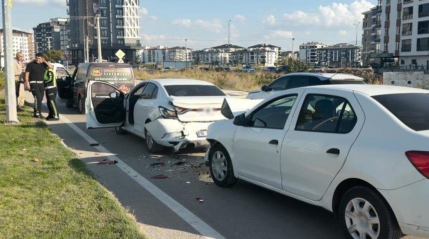 Aksaray'da 4 ara&ccedil;lı zincirleme trafik kazası