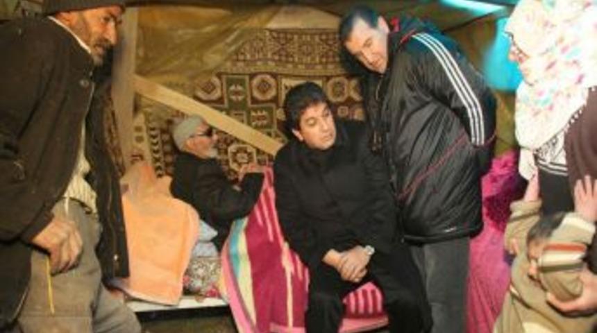 115 yaşındaki depremzede 5 metrekarelik naylon barakada yaşam m&uuml;cadelesi veriyor