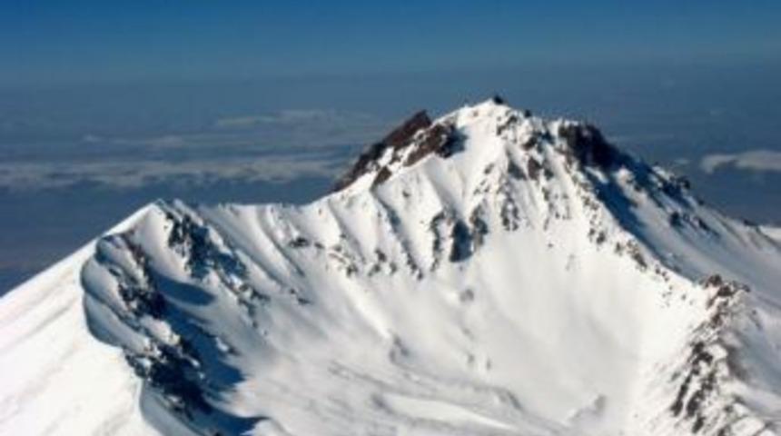 Erciyes'te kar kalınlığı 35 cm &ouml;l&ccedil;&uuml;ld&uuml;