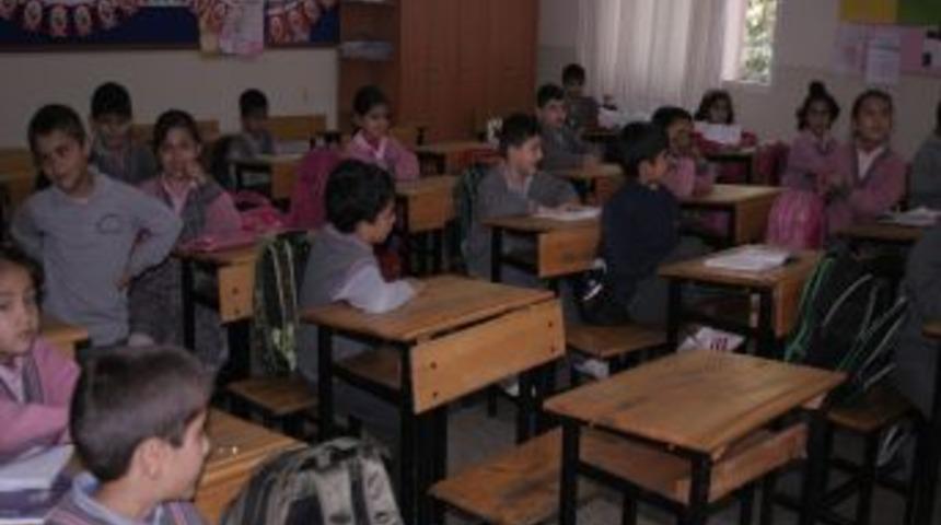 Annelerinin &ouml;ld&uuml;rd&uuml;ğ&uuml; &ccedil;ocukların okul sıraları boş kaldı