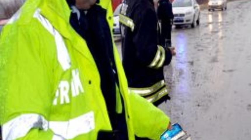 Minibüs köprü ayağına çarptı: Bulgar sürücü ve eşi yaralandı