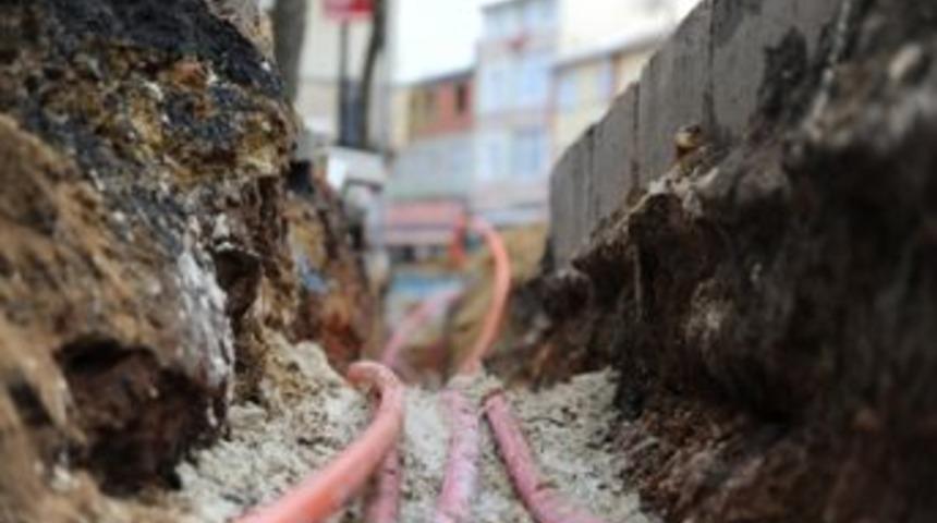 Elektrik kabloları yeraltına iniyor