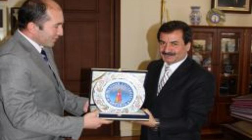 Rekt&ouml;r Karaaslan, T&uuml;rkiye&rsquo;nin en başarılı DP&Uuml; akademisyenini tebrik etti