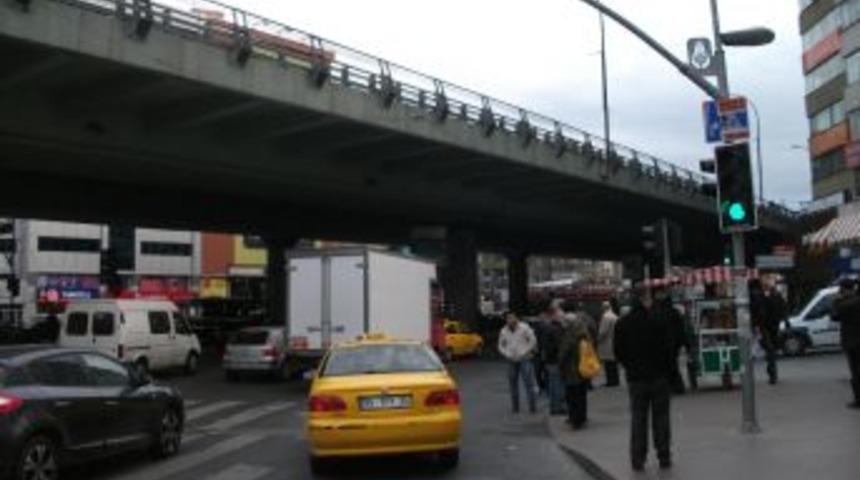 Kadın s&uuml;r&uuml;c&uuml; yayaları ezdi: 1 &ouml;l&uuml; 3 yaralı