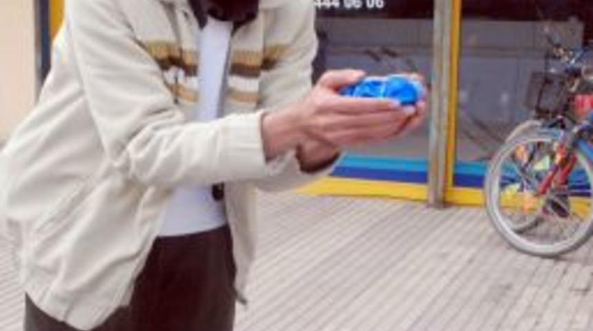 Şarjlı araba i&ccedil;in &ccedil;uvallar dolusu kapak topladı