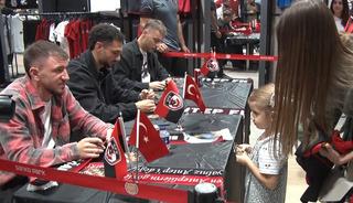 Gaziantep FK futbolcuları ve taraftarlar imza g&uuml;n&uuml;nde buluştu