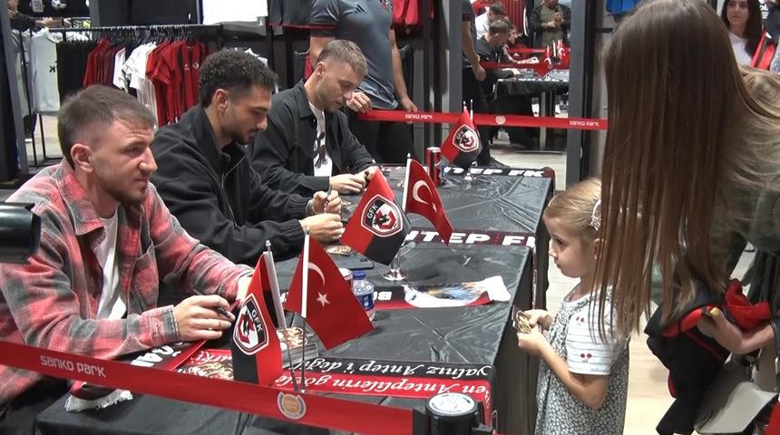 Gaziantep FK futbolcuları ve taraftarlar imza g&uuml;n&uuml;nde buluştu