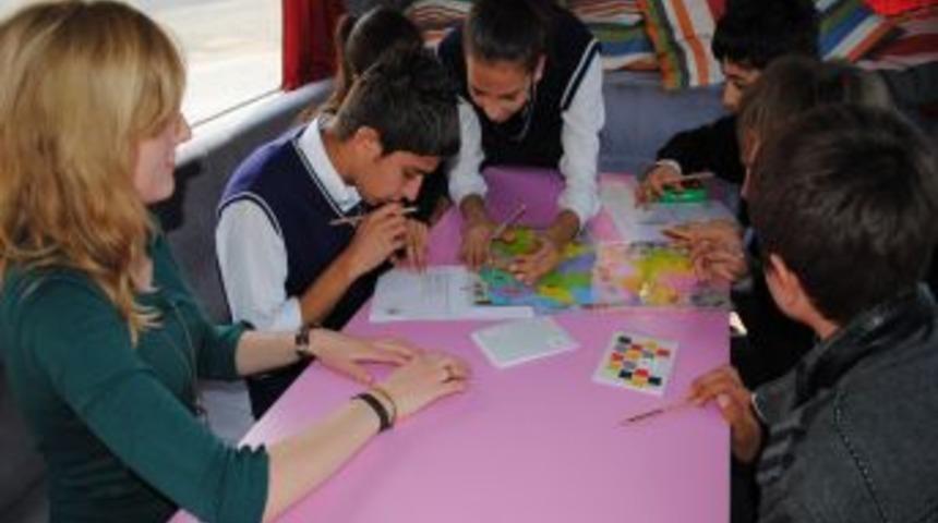 Alman &ouml;ğretmenler, otob&uuml;sle il il gezerek &ouml;ğrencilere Almanca &ouml;ğretiyor