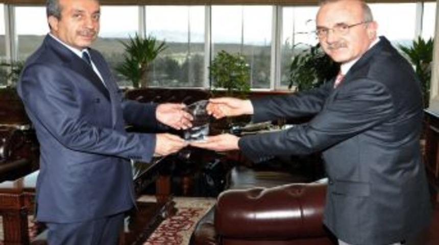 Tıp fak&uuml;ltesi &ouml;ğrencilerine biyoteknoloji eğitimi verilecek