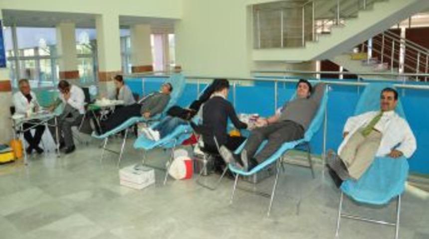 &Ouml;ğrencilere &ouml;rnek olmak isteyen veliler kan verdi