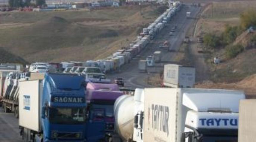 Habur Sınır Kapısı&rsquo;nda 40 kilometre kuyruk oluştu