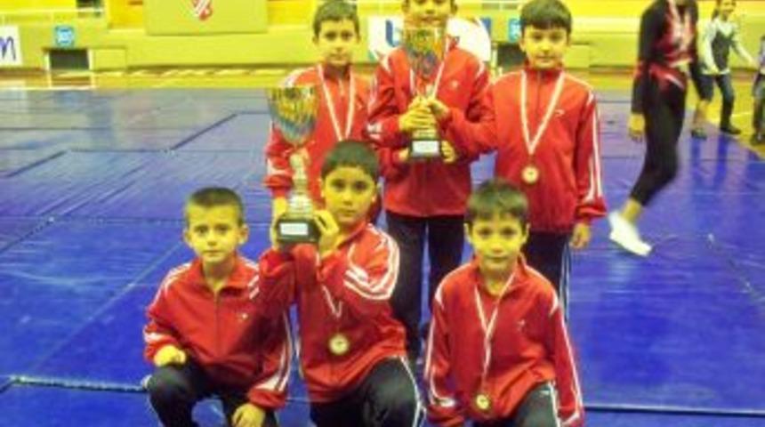 &Ouml;zel &Ouml;zcan İlk&ouml;ğretim jimnastikte Balıkesir birincisi oldu